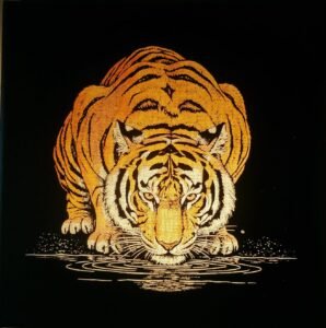 Toile 20x20 traitée au gesso, peinte en noir, gravée puis colorée au feutre à l'eau, avec une ampoule à l'arrière pour faire ressortir les couleurs