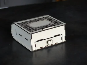 Boîte à bijoux artisanale en bois avec gravure dentelle et tiroir cœur