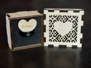Écrin à bague compact en bois de peuplier, format idéal pour une demande en mariage ou un cadeau précieux.