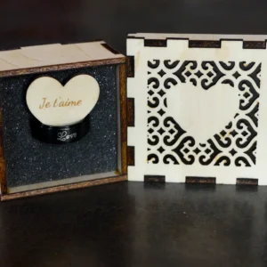 Écrin à bague compact en bois de peuplier, format idéal pour une demande en mariage ou un cadeau précieux.