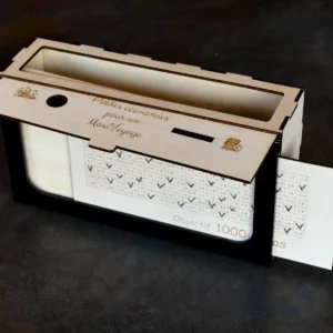 Vue de dessus tirelire bois réutilisable avec fente à monnaie et système d'ouverture sans casse