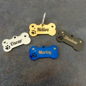 Médaille pour chien en inox effet miroir forme os, gravée au laser infrarouge avec nom et numéro. choix des couleurs or noir bleu gris