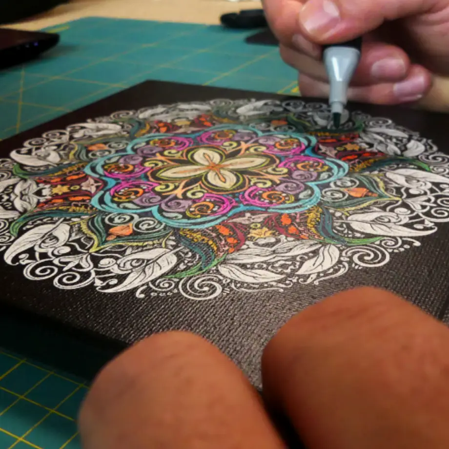 zoom mandala toile colorisé a la main