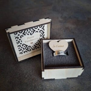 Écrin à bague en bois ouvert avec bague gravée et message Pour Toujours - LTBZ Création