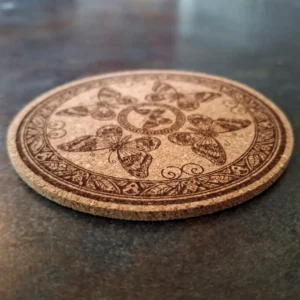 Dessous de verre gravé laser motif [papillon] - LTBZ Création - vue de coté