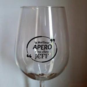 Zoom gravure laser noire sur verre à vin personnalisé meilleur apéro - LTBZ Création
