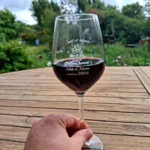 Verre à vin gravé personnalisé couple Saint-et-Mignon en situation – LTBZ Création