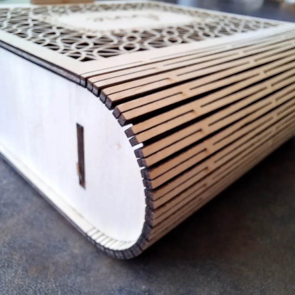 Détail tranche boîte à bijoux livre en bois découpée au laser, gravure LTBZ Création