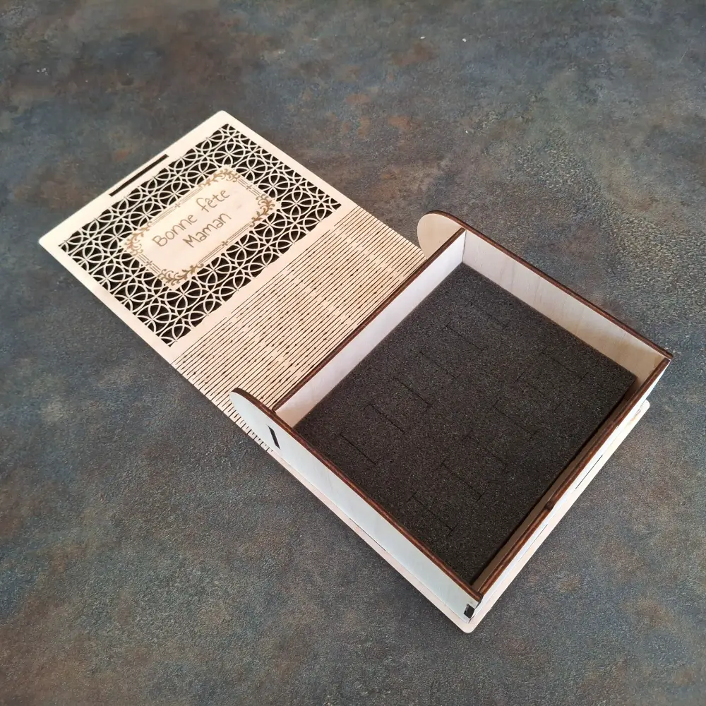 Boîte à bijoux livre bois ouverte vue de dessus, intérieur mousse noire