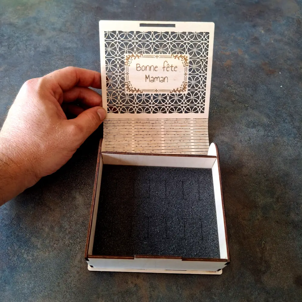 Ouverture boîte à bijoux livre bois gravée personnalisée avec prénom Anne