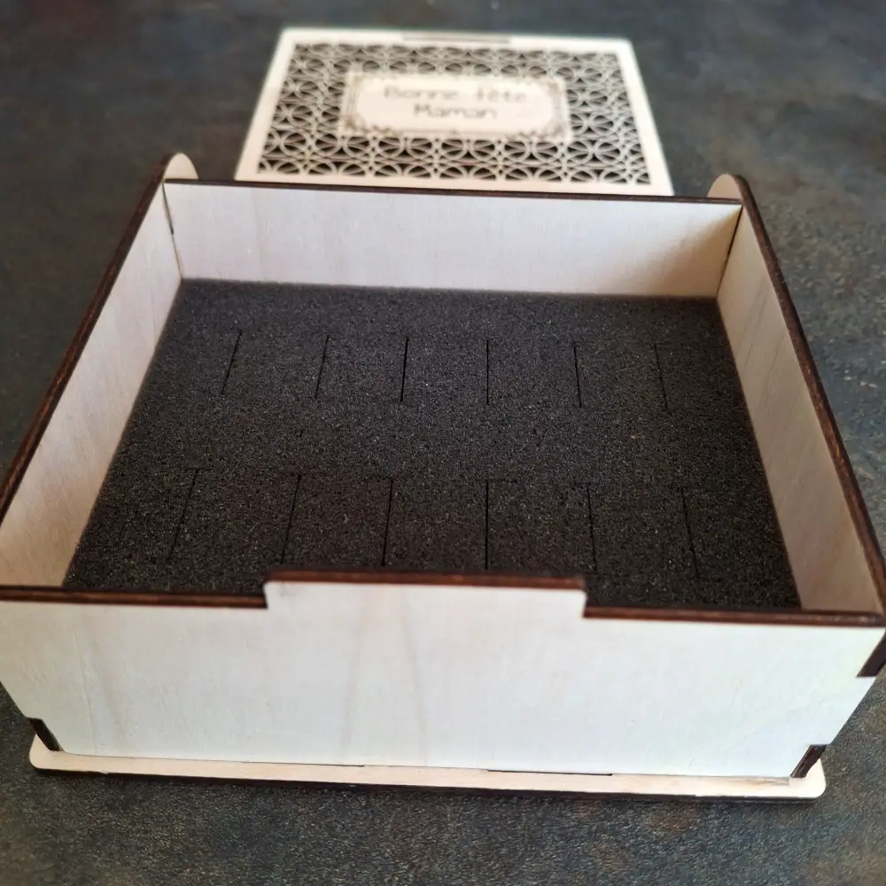 Intérieur boîte à bijoux livre bois avec mousse noire et couvercle gravé Bonne fête Maman