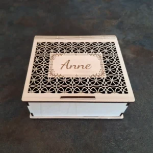 Boîte à bijoux livre bois personnalisée prénom Anne, vue de face fermée