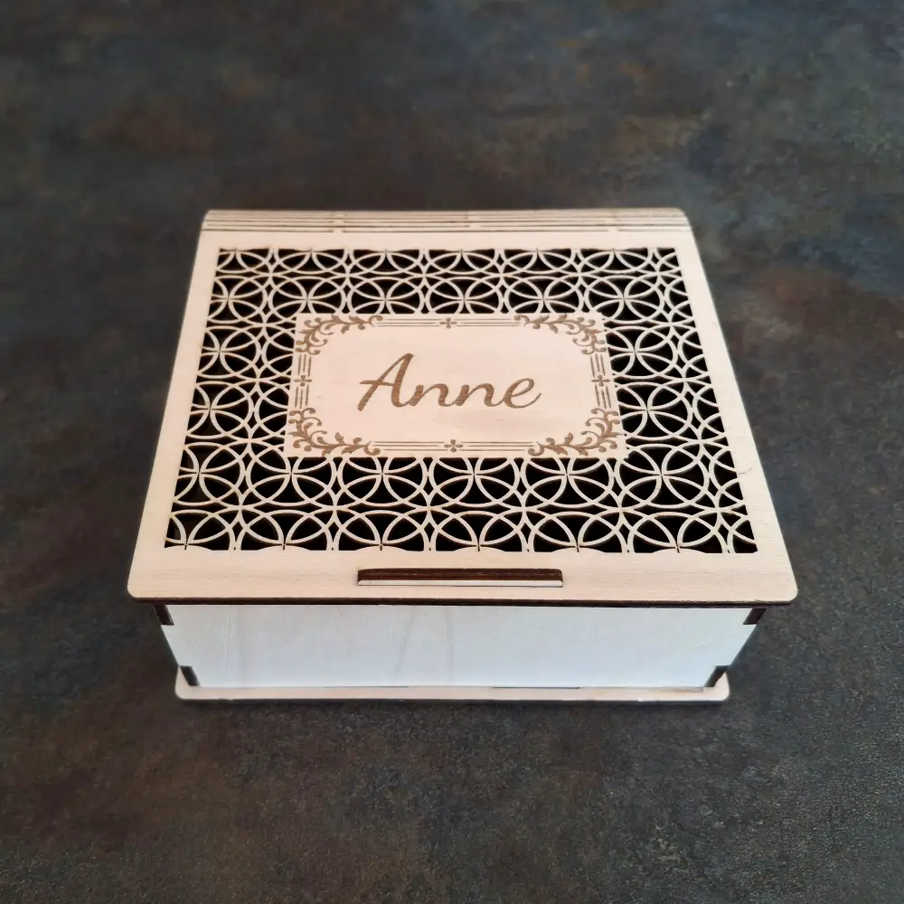 Boîte à bijoux livre bois personnalisée prénom Anne, vue de face fermée