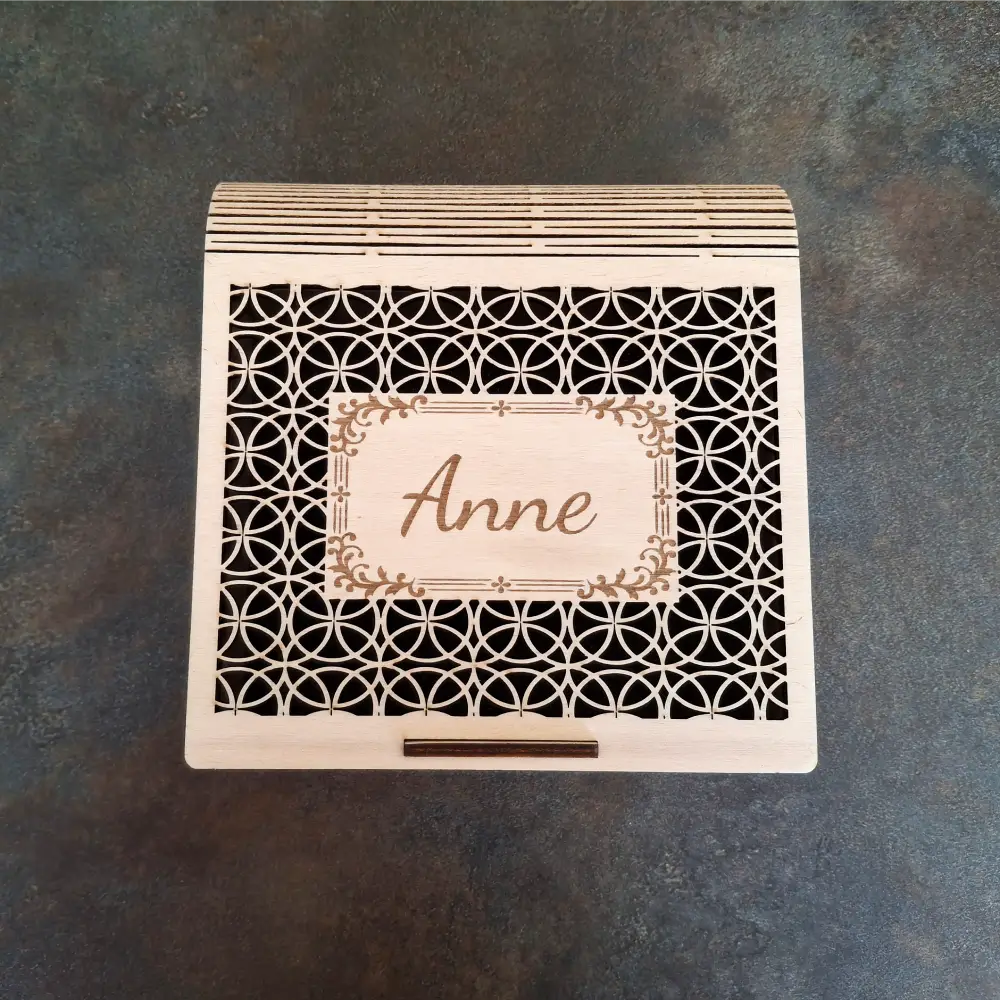 Couvercle boîte à bijoux livre bois gravé laser motif dentelle et prénom Anne