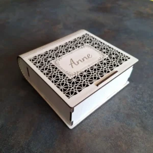 Boîte à bijoux livre bois gravée laser vue 3/4, personnalisation prénom LTBZ Création
