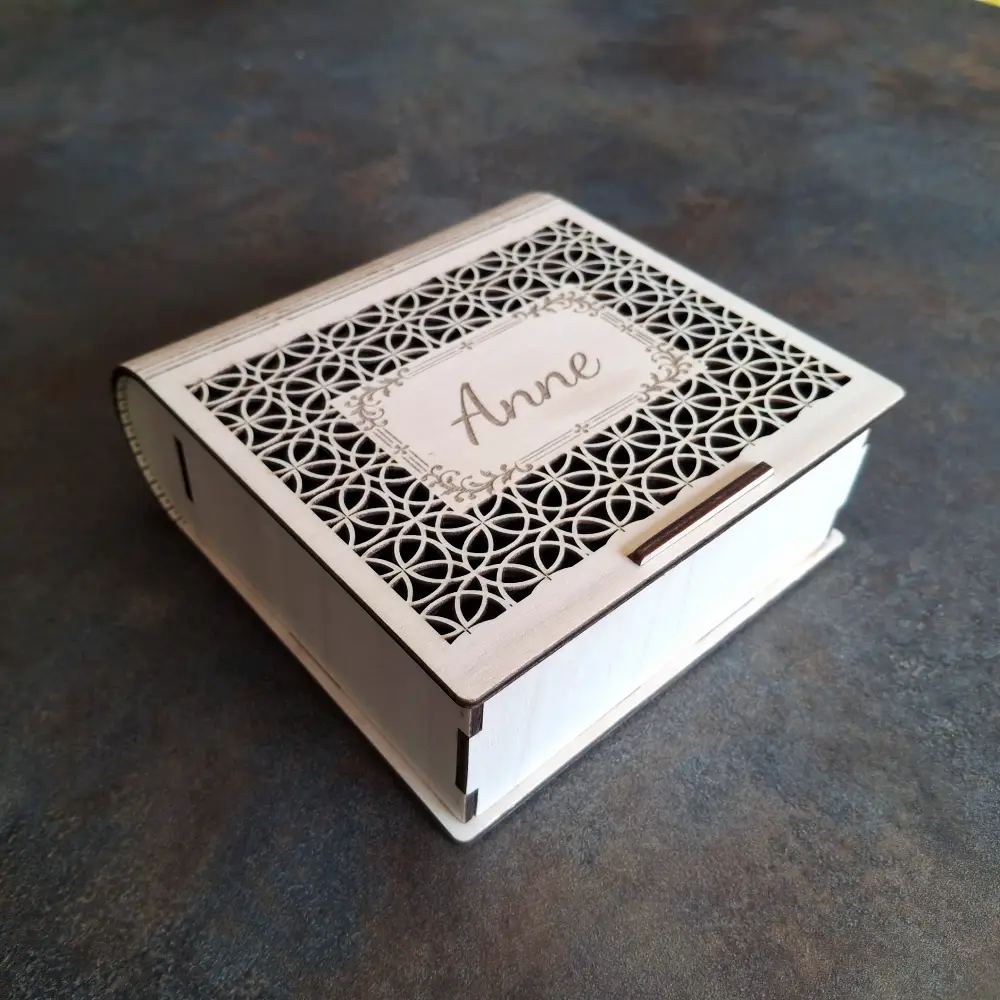 Boîte à bijoux livre bois gravée laser vue 3/4, personnalisation prénom LTBZ Création