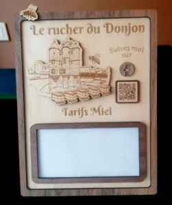 Panneau en bois pour apiculteur, gravure d'un château, logo abeille, QR code et pictogramme Facebook, cadre pour affichage des tarifs miel