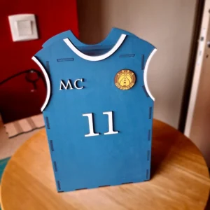 : Urne en bois en forme de maillot de basket, initiales "MC", numéro 11 et écusson du club ABBR Côte d'Opale Sud