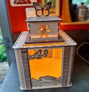 Urne à lettres en bois gravée et découpé au laser, motif oiseaux et papillon, avec éclairage intérieur